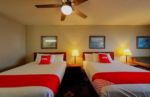 Lincoln City Hotel | Stay Steps from the Coastline in Charming Bayview Room