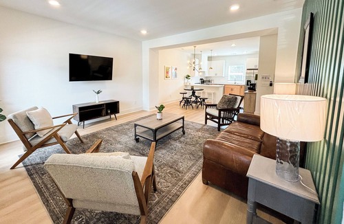 Donelson House | Stay steps from the Airport & Broadway in this spacious 3-bed, 3.5-bath townhome that sleeps up to 10. Enjoy a private garage game room, fast Wi-Fi and free parking in a safe Nashville neighborhood. 3 queen bedrooms on separate levels for privacy