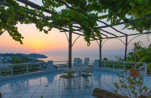 Casamicciola Terme House | Stay with us at our B&B with swimming pool and panoramic terrace