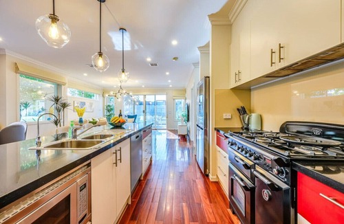 Pakenham House | StayAU Pakenham Townhouse with Lakeview