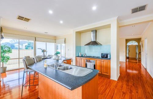 Point Cook Apartment | StayAU Spacious Home BBQ&Backyard Pet-friendly