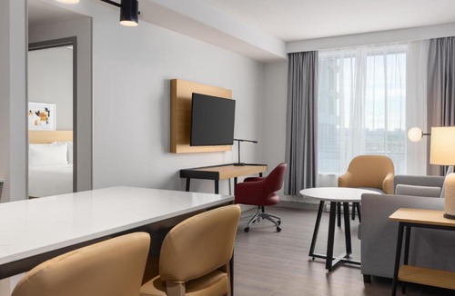 Saint-Laurent Hotel | Staybridge Suites Montreal Airport - St-Laurent by IHG