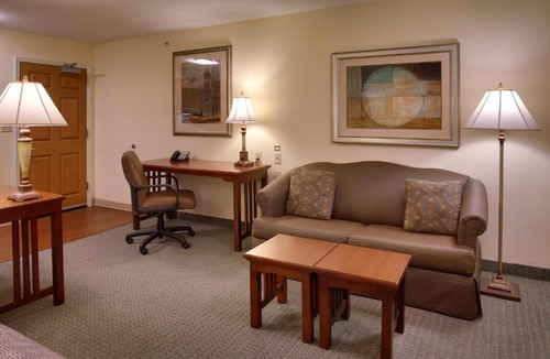Omaha Hotel | Staybridge Suites Omaha 80th and Dodge by IHG