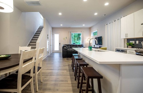 Sugar Creek House | Staycation! Fully Stocked Modern 4 Bedroom House
