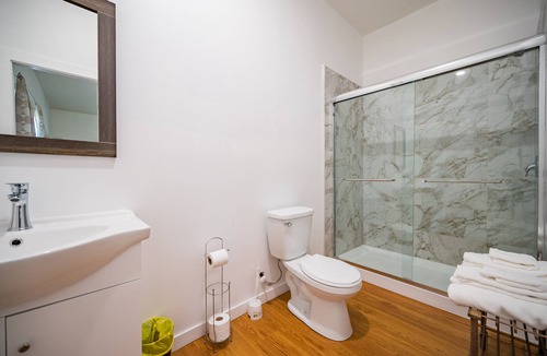 Central Okanagan Villa | Staycation in Winery Farm suite with private entrance