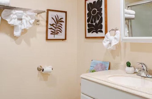 Overbrook Apartment | Staycation Suite