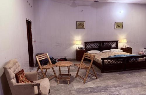 Gulberg Bed & Breakfast | StayEasy Gulberg