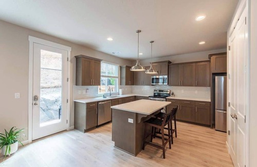 Eugene House | #StayInMyDistrict Hilltop Views