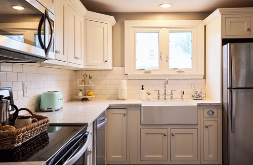 Bloomington House | StayIU: B-Town Bungalow Walk to IU & Kirkwood Quiet Street + Porch