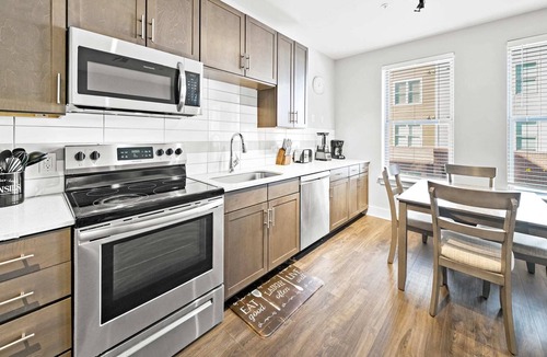 Villa Heights Condo | StaysByWalker 1BR - 2 Miles To Uptown! Gym/Parking