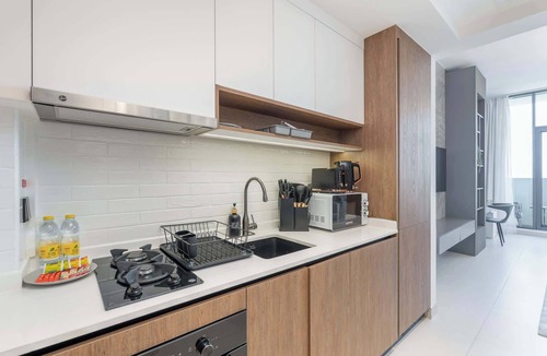 Dubai Apartment | StayShort - Modern Studio Retreat in Al Furjan - Sleeps 4!