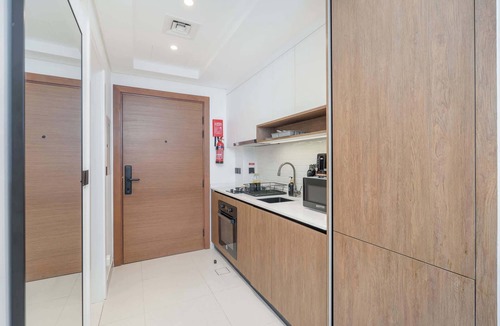 Dubai Apartment | StayShort - Modern Studio Retreat in Al Furjan - Sleeps 4!