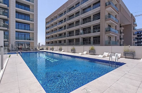 Dubai Apartment | StayShort - Modern Studio Retreat in Al Furjan - Sleeps 4!