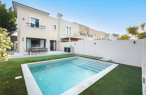 Arabian Ranches Villa | StayShort - Stylish Arabian Ranches Villa for 9 Near Golf with Private Pool!