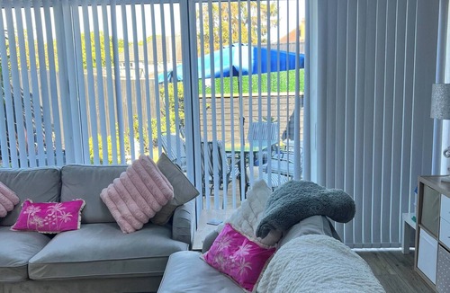 Solihull House | staysolihull, large spacious corner house,