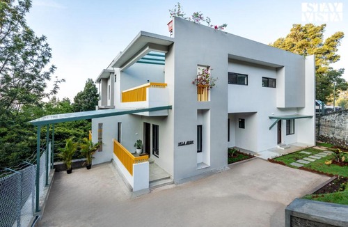 Wellington Villa | StayVista at Villa Aruvi with Bonfire, Lawn