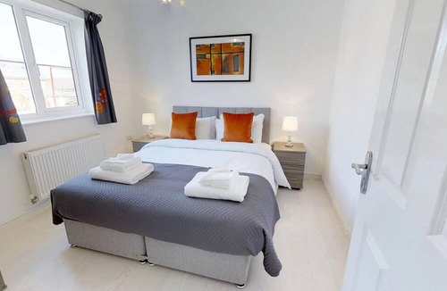 Cole Green House | StayZo Cole Green Lane Accommodation- FREE Parking