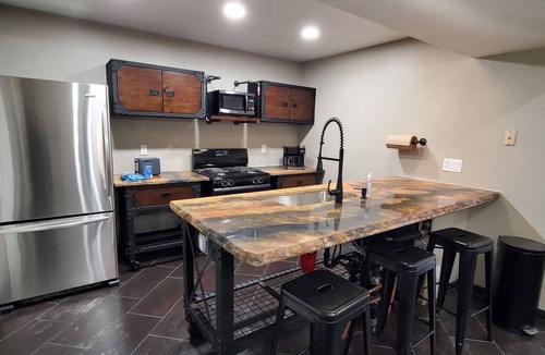 Northeast Heights House | "SteamPunk" 2bedroom With Hottub, Pets Welcome, 5G Fiber WiFi !