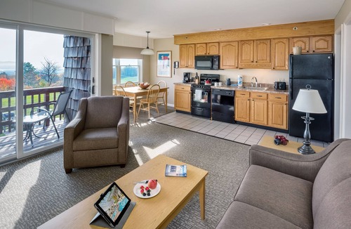 Sanbornton Hotel | Steele Hill Resorts