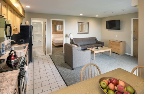 Sanbornton Hotel | Steele Hill Resorts