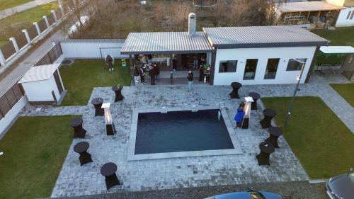 Jibert House | Stelele Oltului