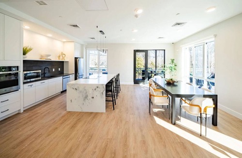 Lower Washington - Mount Hope Apartment | Stellar Roslindale 2BR w/Gym & W/D, walk to T stop, by Blueground