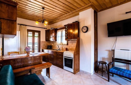 Trikolonoi Apartment | Stemnitsa Stone Residence - Comfy Mountain Getaway