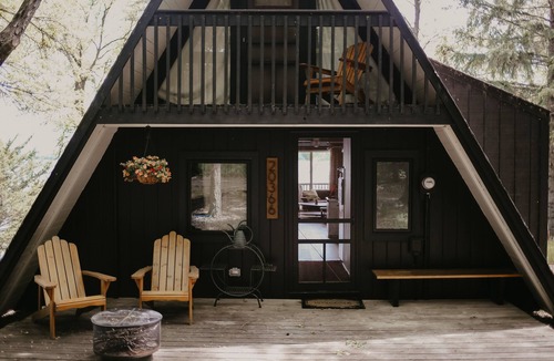 Richmond Cabin | Step Back in Time: Cozy Lakeside Retreat Vintage A-Frame Cabin on Horseshoe Lake