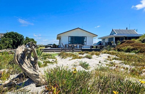 Pukehina House | Step Back in Time – Retro Beachfront Bach at Pukehina