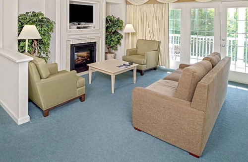 Berkeley Resort | Step Back in Time! Near Governor’s Palace, Kitchen, Pool, Fitness Center