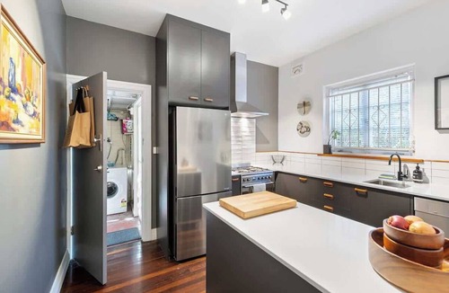 New Farm Apartment | Step Back into Style! 2Bed/1Bath/1Car ~ New Farm
