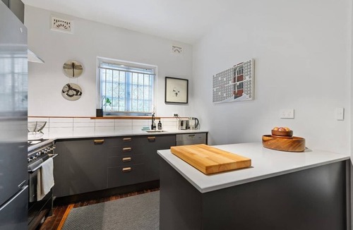 New Farm Apartment | Step Back into Style! 2Bed/1Bath/1Car ~ New Farm