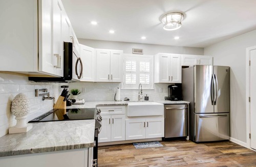 Rosewood Cottage | Step-free Home w/Fire Pit - 3 Miles to Usc!