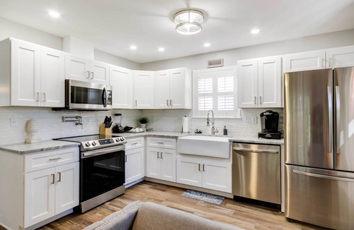 Rosewood Cottage | Step-free Home w/Fire Pit - 3 Miles to Usc!