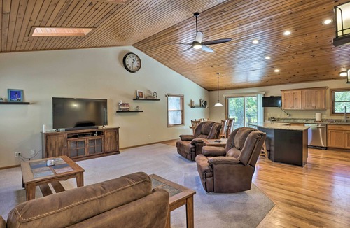 Colgate House | Step-Free Pewaukee Home < 1 Mi from Lakes!