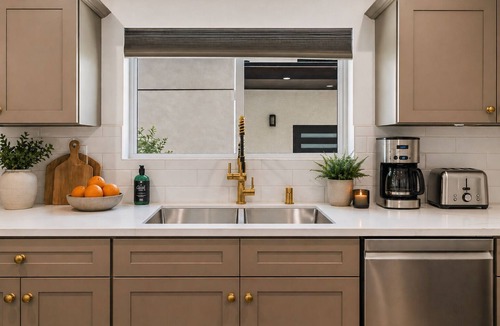 Wilshire House | Step into modern comfort at this newly built, stylish 4-bedroom, 4-bathroom home in the heart of Los Angeles. Designed with both luxury and family living in mind, our home is perfect for travelers seeking elegance, space, and convenience.