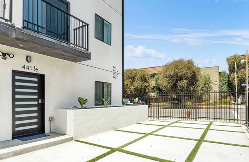 Wilshire House | Step into modern comfort at this newly built, stylish 4-bedroom, 4-bathroom home in the heart of Los Angeles. Designed with both luxury and family living in mind, our home is perfect for travelers seeking elegance, space, and convenience.