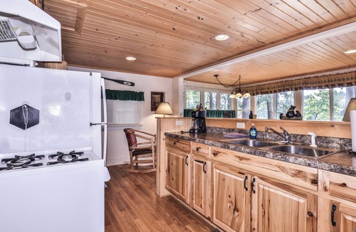 Eagle River Cabin | Stepaway Vacation Rentals-Cozy Cottage