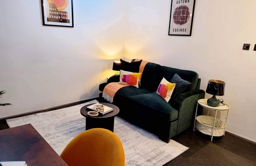 Tower Hamlets House | Stepney Green Gated Area with Parking & Garden