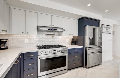 Balboa Peninsula House | Steps 2 Beach and Bay, Roof Top Jacuzzi, Elevator, EV charger, Garage, Brand New