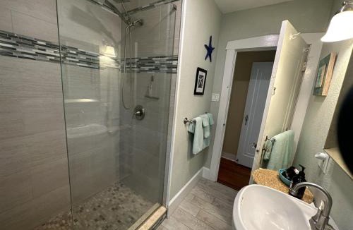 Pass-a-Grille Apartment | Steps 2 Beach- Cottage wking bd 2bikes parking