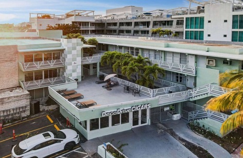 South Beach Condo | Steps 2 Beach Ocean Drive Deco Apt 2 Queen Beds