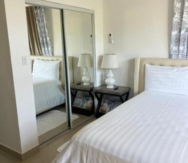 Venetian Road Settlement Apartment | Steps Away from Adventure -2bedroom & 2 Bath