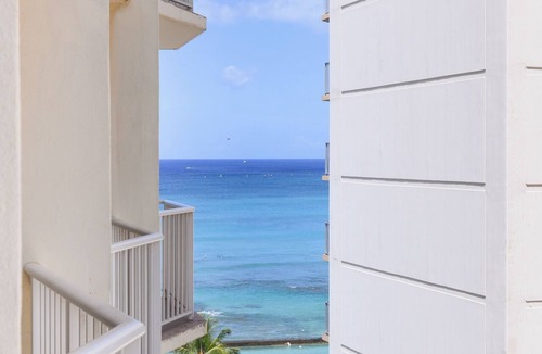 Waikiki Hotel | Steps Away from Kuhio Beach and More Attractions! Enjoy at the Outdoor Pool!