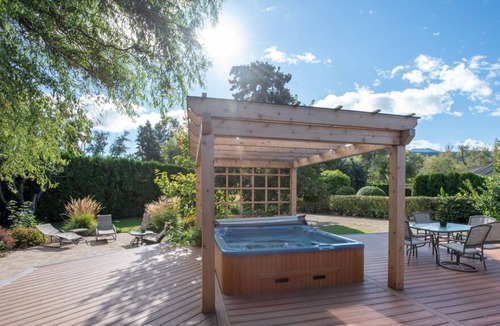 Vernon House | Steps away from the Turquoise Waters of Kalamalka Lake