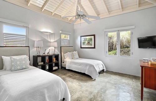 Playa Sardinas I Bed & Breakfast | Steps away from the property infinity pool overlooking the nearby keys
