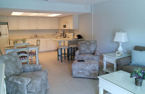 Bradenton Beach Condo | Steps away from the white sandy beach!