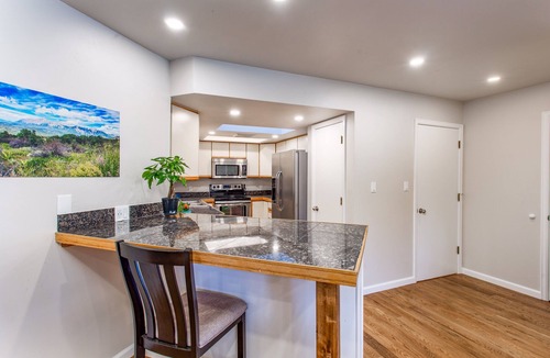 Redlands House | Steps away from golf course, monument and trails with spa and amazing views