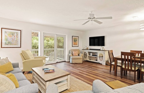 Demere Park House | Steps Away from the Pool, Beach, Restaurants, Village, and Pier!