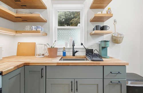 Lewiston Cottage | Steps from Bates College, Quiet Cottage Retreat
